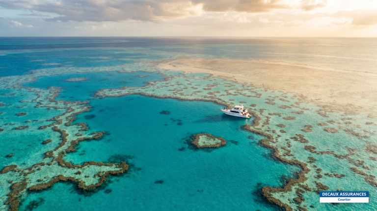 Récifs coralliens et eaux turquoise de la Grande Barrière de corail, Queensland, Australie