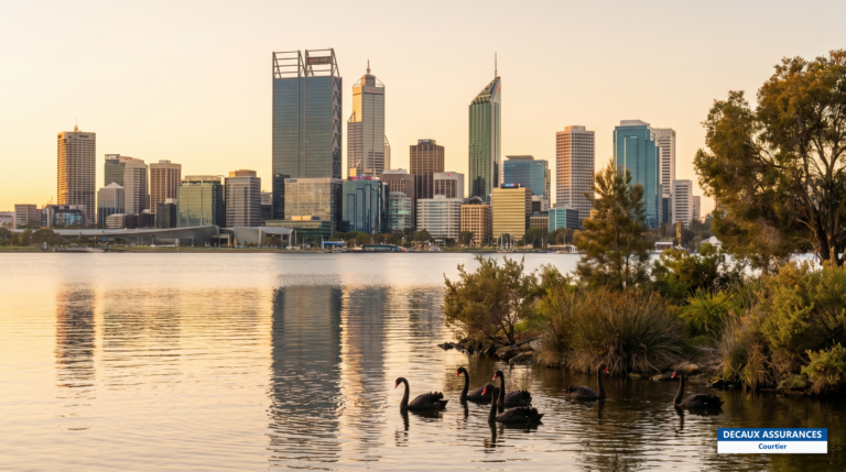 Centre-ville de Perth et le Swan River au coucher du soleil, Australie-Occidentale