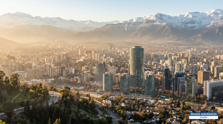 Skyline de Santiago du Chili avec la cordillère des Andes en arrière-plan — vivre dans la capitale