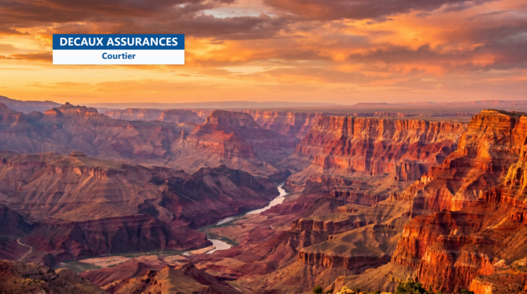 Grand Canyon au coucher du soleil, strates rouges et fleuve Colorado, Arizona