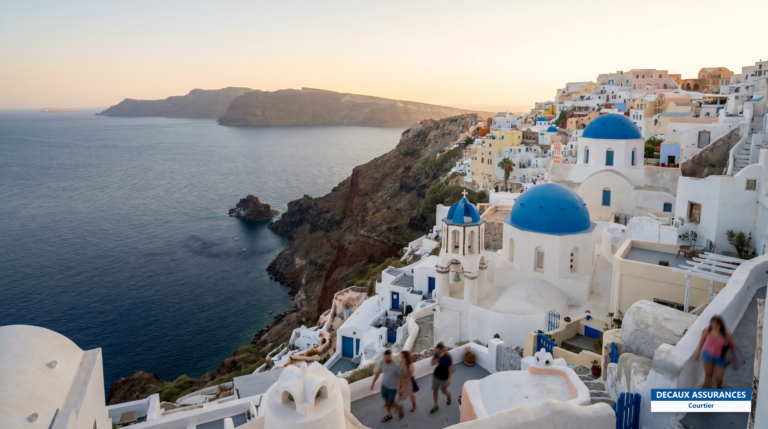 Maisons blanches et coupoles bleues de Santorin face à la mer Égée, Cyclades, Grèce
