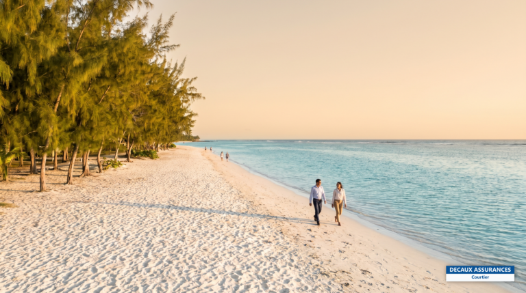 Plage de Flic-en-Flac bordée de filaos, côte ouest de l'île Maurice