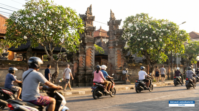 Temple et vie urbaine à Denpasar, Bali, Indonésie — la porte d'entrée de l'île