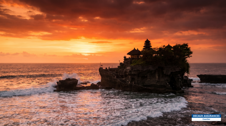Temple de Tanah Lot sur son rocher face à l'océan, Bali, Indonésie