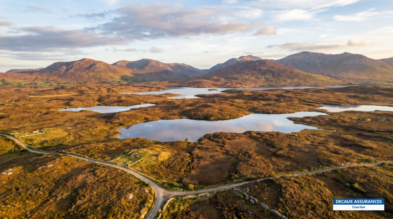 Paysage de tourbières et montagnes du Connemara, ouest de l'Irlande