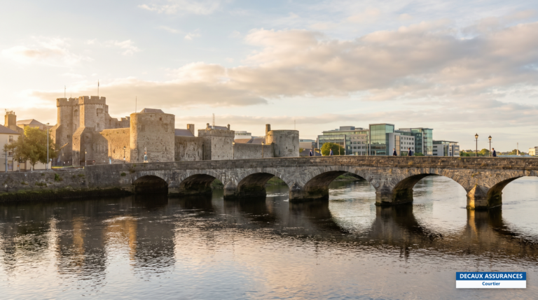 Château King John et pont sur le Shannon à Limerick, Irlande