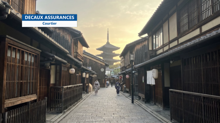 Ruelle traditionnelle et temple à Kyoto, Japon — siège du consulat général de France