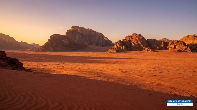 Désert du Wadi Rum, Jordanie — dunes de sable rouge et montagnes de grès