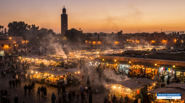 Place Jemaâ el-Fna animée au crépuscule à Marrakech, Maroc