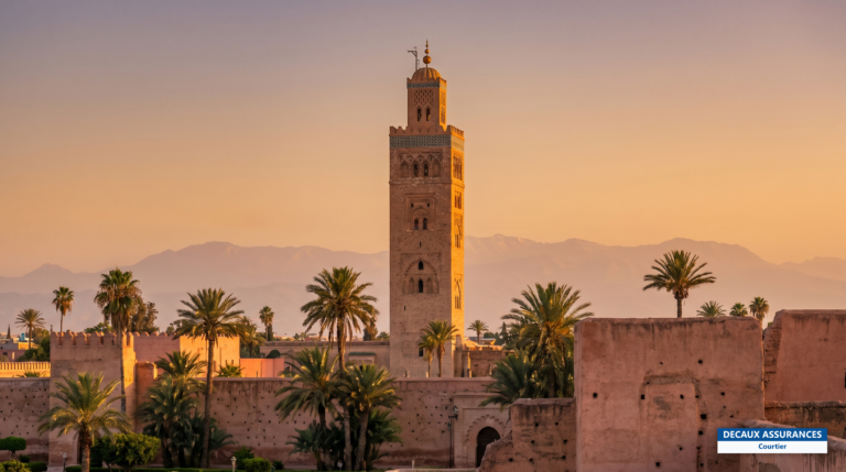 Minaret de la Koutoubia et palmiers à Marrakech, Maroc — consulat général et lycée français