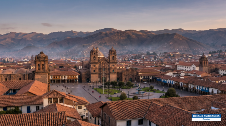 Toits de tuiles et place d'Armes de Cuzco, ancienne capitale inca du Pérou, à 3 400 m d'altitude