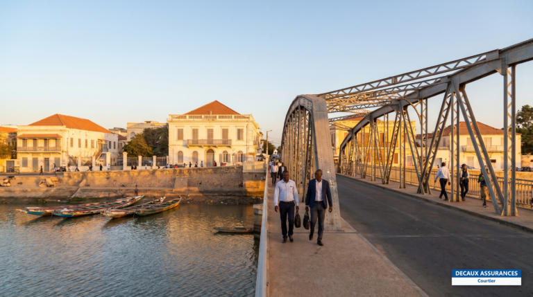 Architecture coloniale et pont Faidherbe de Saint-Louis du Sénégal, ville classée UNESCO prisée des expatriés