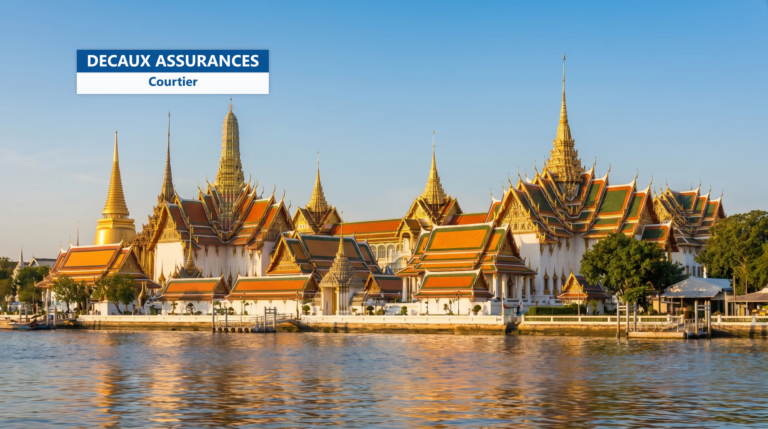 Grand Palais et Wat Phra Kaeo à Bangkok, Thaïlande — toits dorés et flèches du temple du Bouddha d'émeraude