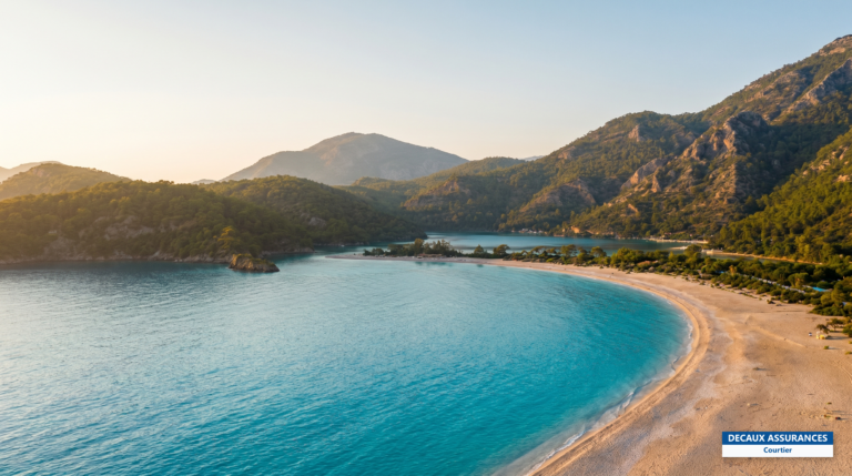 Plage d'Oludeniz et lagon bleu sur la côte lycienne près d'Antalya, Turquie
