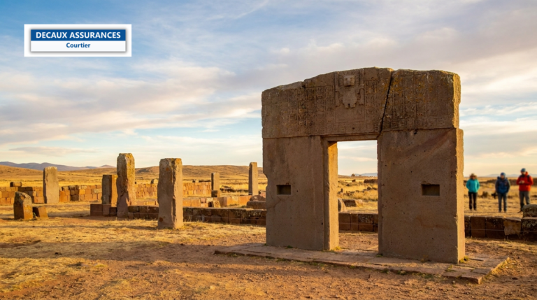 Site de Tiwanaku, Bolivie — Porte du Soleil et monolithes précolombiens