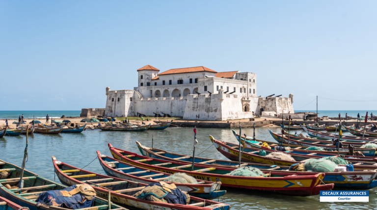 Château Saint-Georges d'Elmina et pirogues de pêche, côte du Ghana