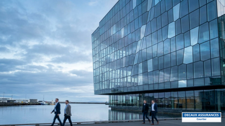 Harpa, salle de concert de Reykjavik, Islande — architecture de verre au bord du port