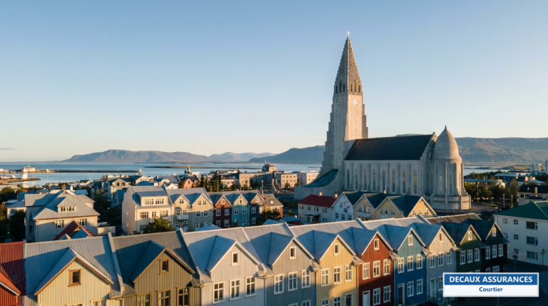 Reykjavik, Islande — l'église Hallgrímskirkja et les maisons colorées de la capitale