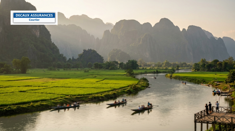 Falaises karstiques au-dessus de la rivière Nam Song à Vang Vieng, Laos — rizières vertes et eau calme