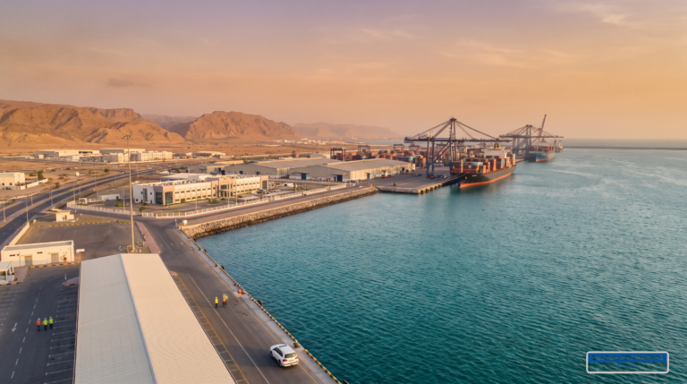 Ville portuaire et industrielle de Sohar sur la côte d'Al-Batinah, Oman