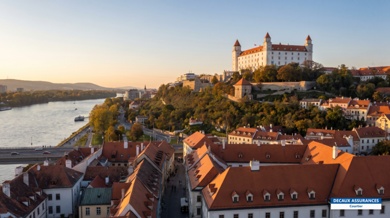 Château de Bratislava et vieille ville, Slovaquie — au-dessus du Danube