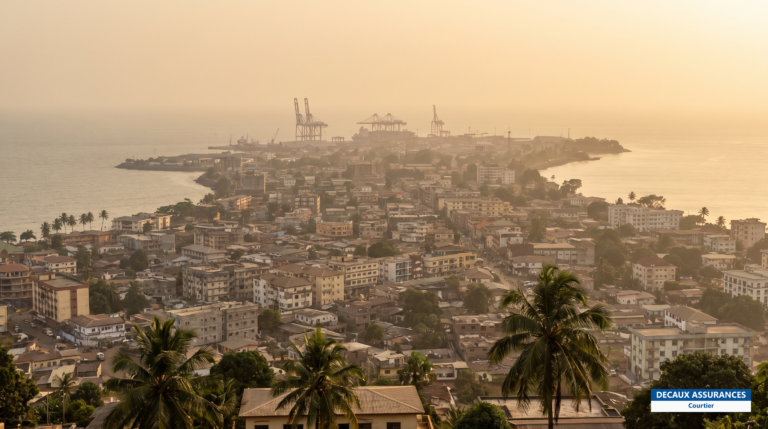Vue de Conakry, capitale de la Guinée — presqu'île de Kaloum, océan Atlantique et quartiers de la capitale