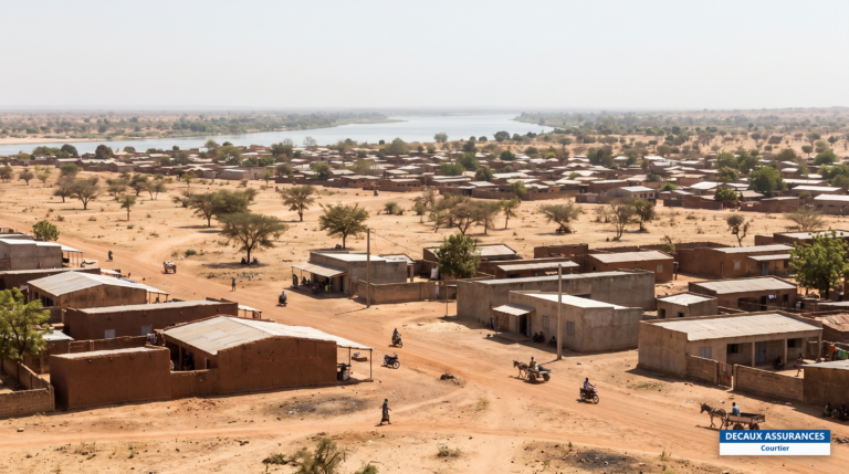 Ville de Siguiri en Haute-Guinée — savane, fleuve Niger et habitat de la préfecture la plus peuplée du pays