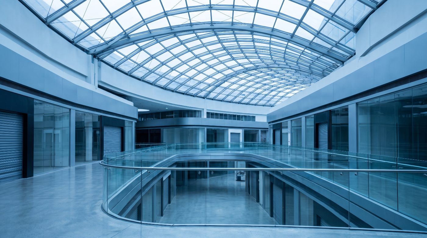 Atrium vitré d un centre commercial