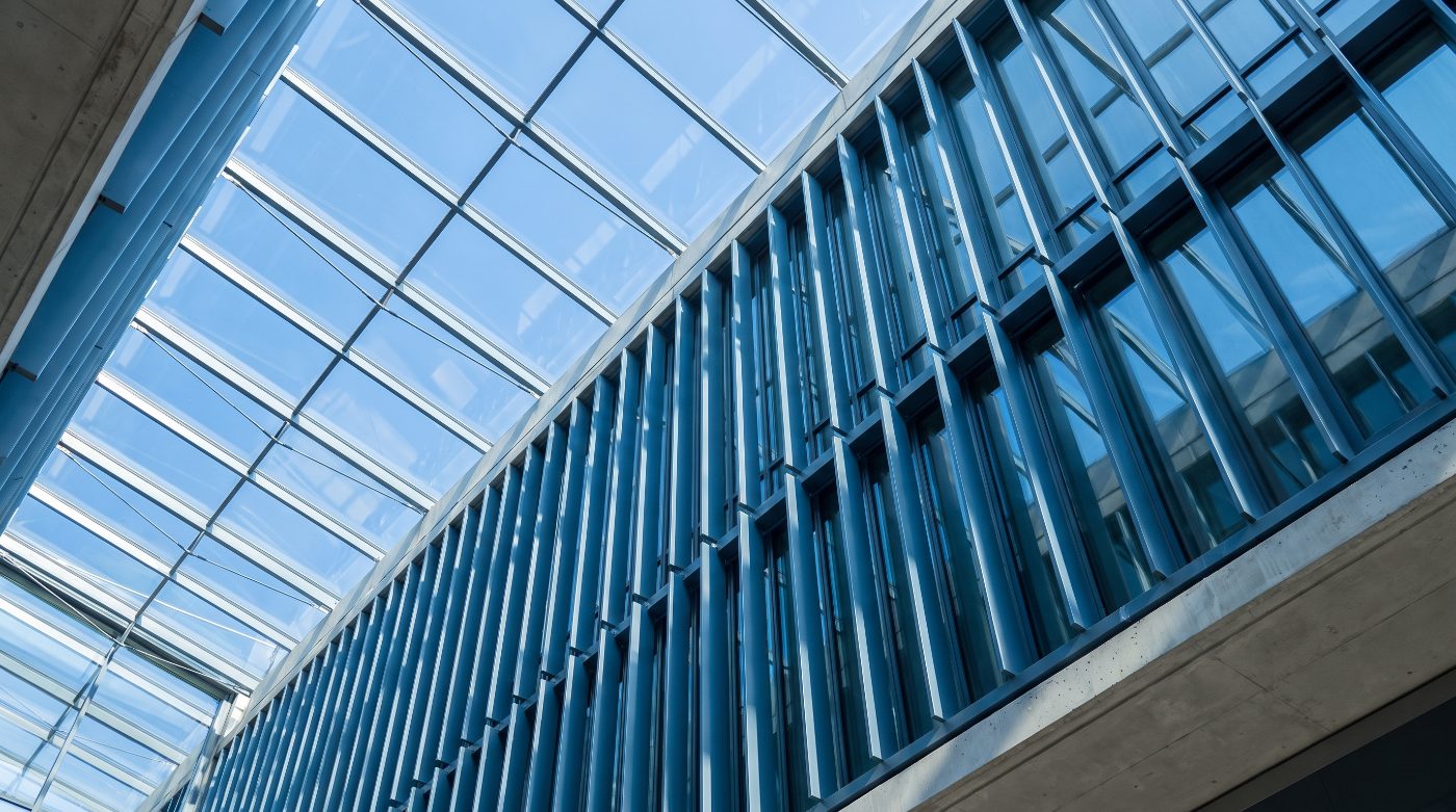 Brise-soleil et verrière d un bâtiment tertiaire