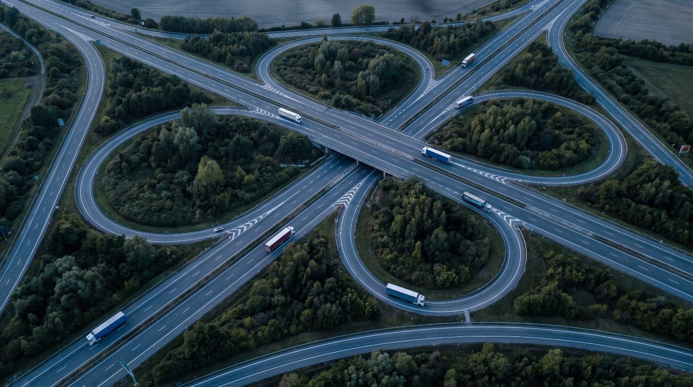 Échangeur autoroutier vu du ciel