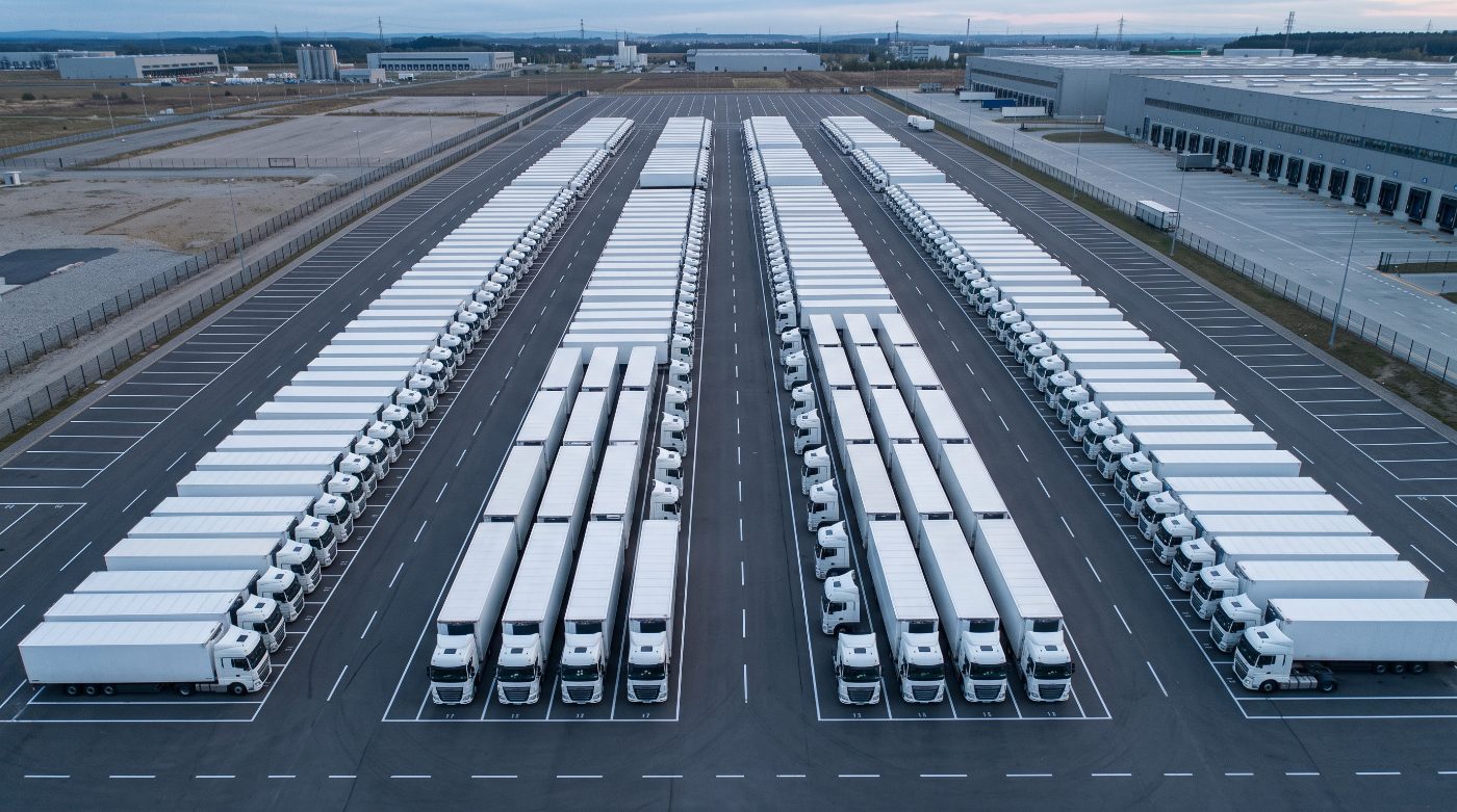 Vue aérienne d une flotte de poids lourds sur un dépôt