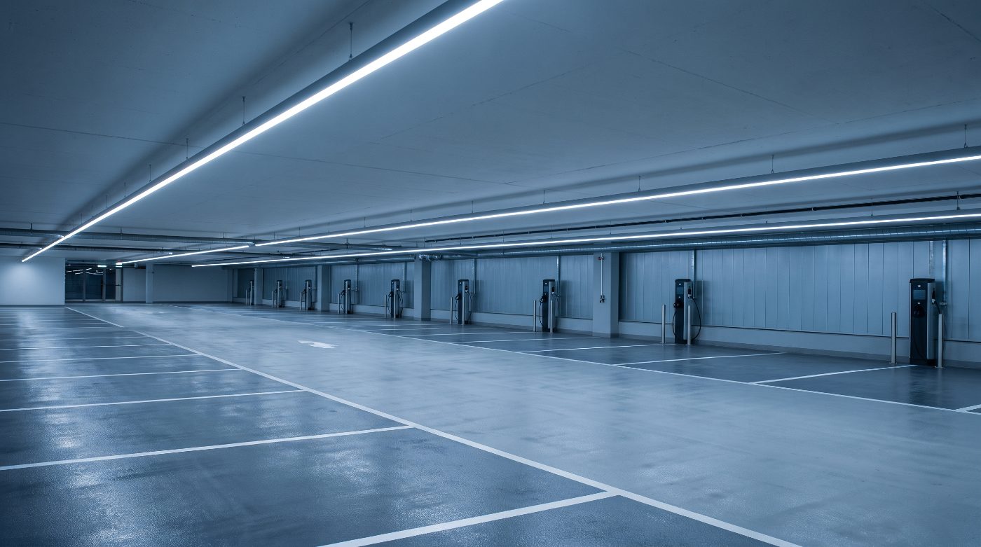 Parking couvert avec éclairage LED et bornes de recharge
