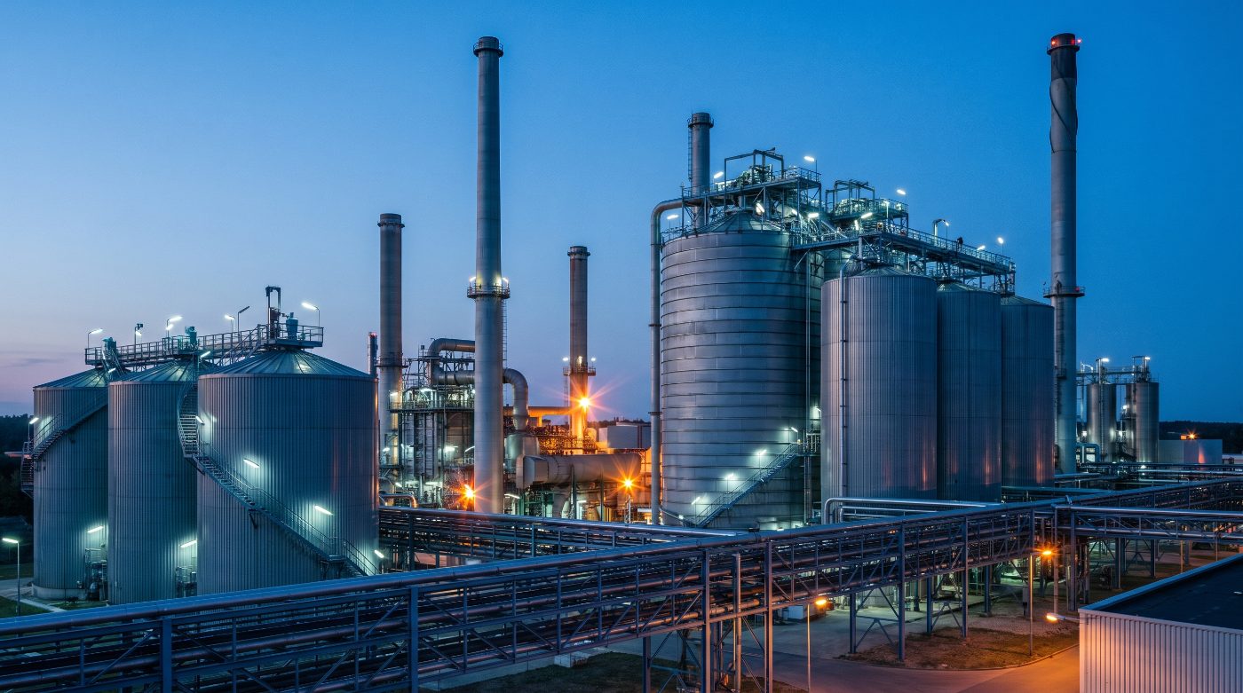 Site industriel et silos au crépuscule