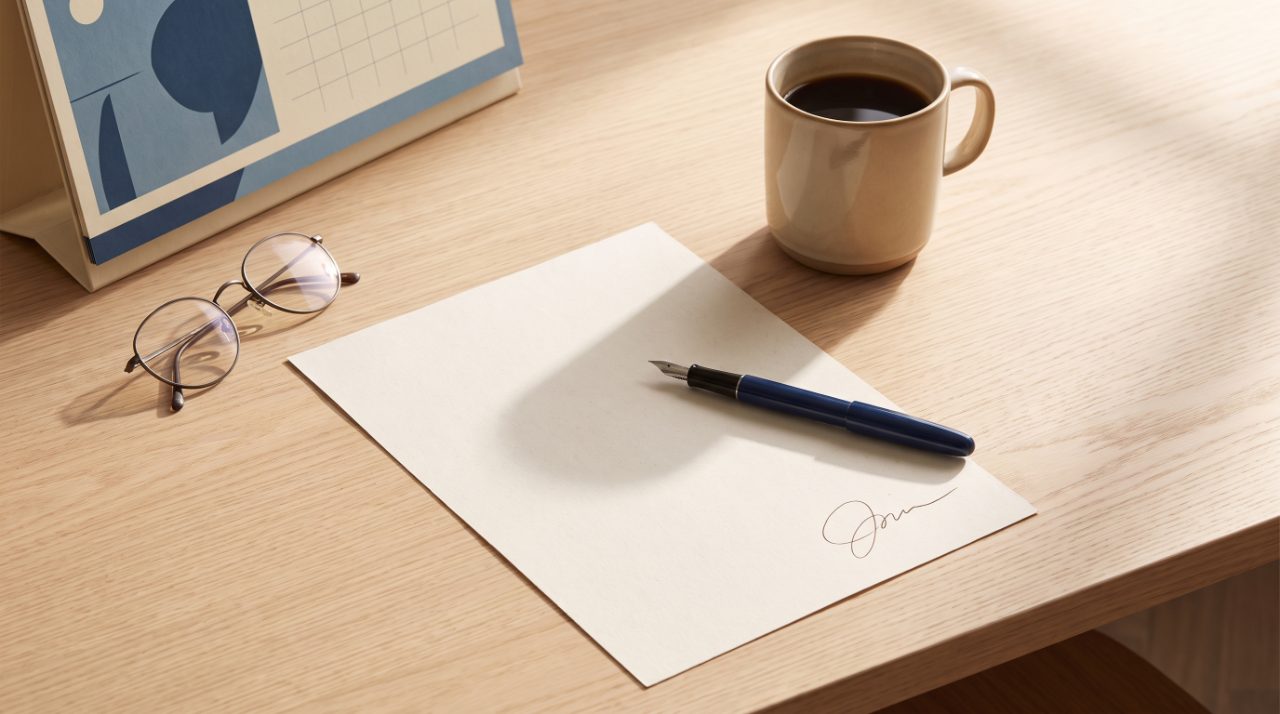 Stylo et calendrier sur un bureau, changement d'assurance emprunteur loi Lemoine