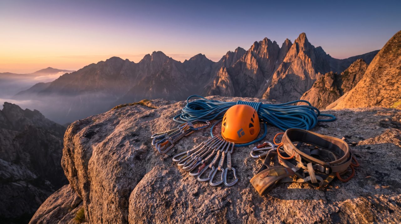 Matériel d'escalade posé en montagne, profils sportifs et assurance emprunteur