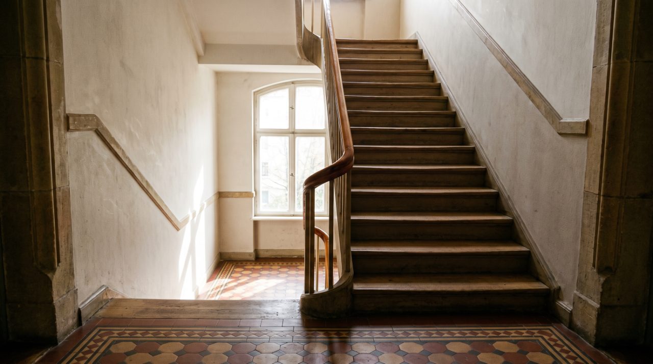 Cage d'escalier d'un immeuble en copropriété