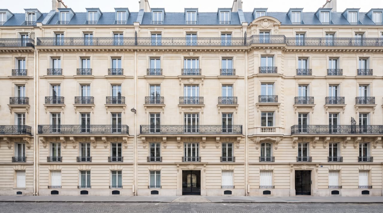Façade d'immeuble haussmannien géré par un syndic bénévole