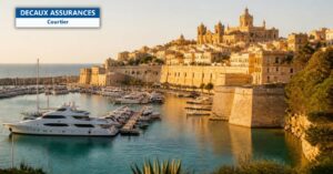 Côte méditerranéenne avec marina et vieille ville fortifiée au coucher du soleil - Decaux Assurances