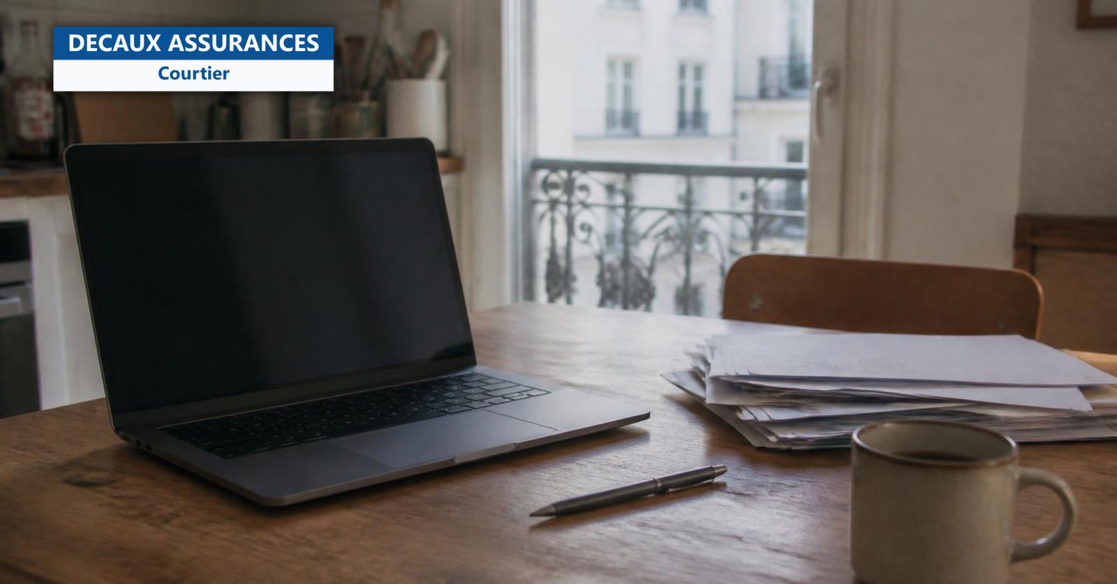 Ordinateur portable et courriers d'assurance - Decaux Assurances