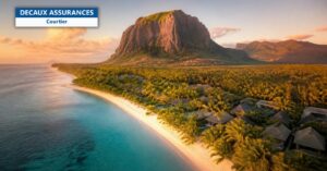 Lagon turquoise et Morne Brabant sur la côte ouest de l'île Maurice - Decaux Assurances