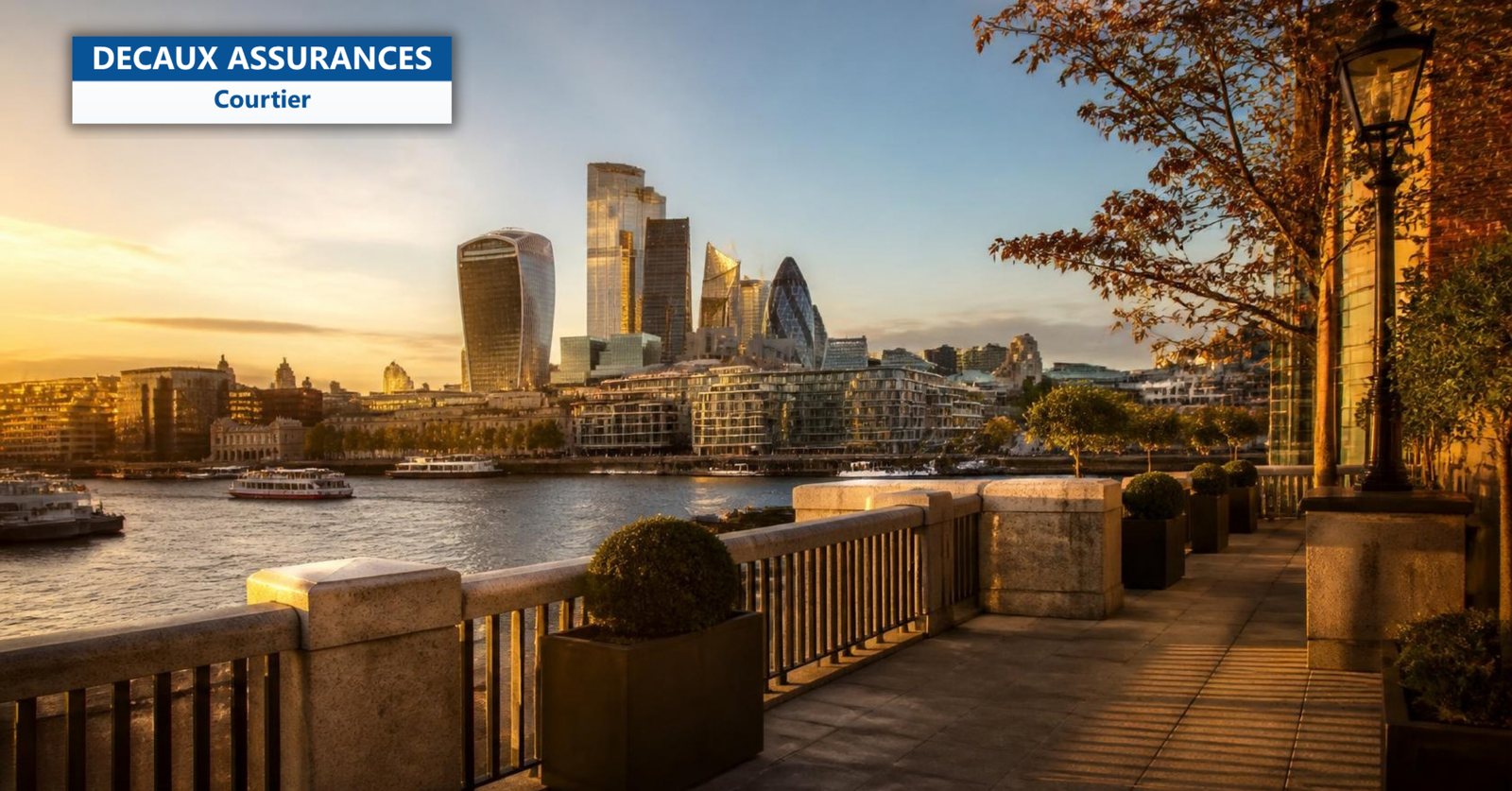 Skyline de Londres et la Tamise depuis une terrasse à l'heure dorée - Decaux Assurances
