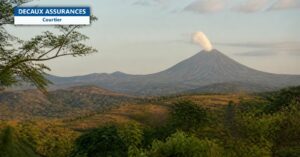 Volcan fumant dans le Guanacaste au Costa Rica - expatriés et risque volcanique - Decaux Assurances