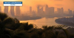Skyline de Singapour dans la brume de fumées - Decaux Assurances